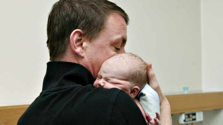 Vauva isänsä Thomas Leutbecherin sylissä Naistenklinikalla Helsingissä 12. kesäkuuta 2017.
