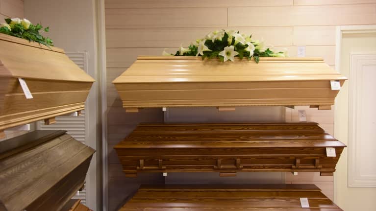 Hauta-arkkuja hautaustoimistossa