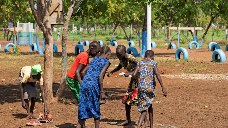 Eteläsudanilaisia pakolaislapsia leikkii Gambelan pakolaisleirillä Etiopiasa 21.kesäkuuta.