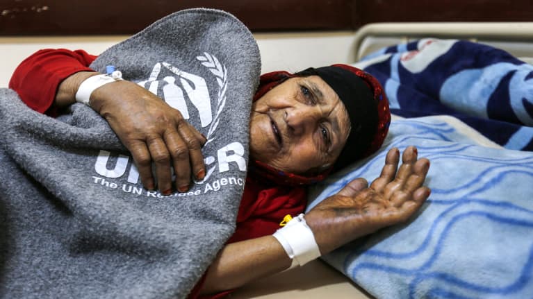 nainen sairaalan sängyssä