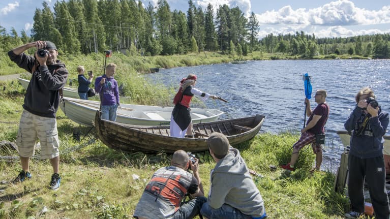 Pasi Jussila ottaa valokuvaa rannassa.