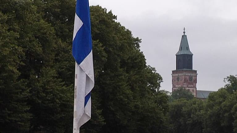 Lippu puolitangossa, Turun tuomiokirkko taustalla. 