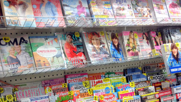 Lehtihyllyssä erilaisia aikakauslehtiä.