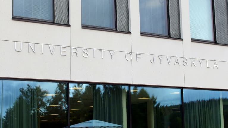 University of Jyväskylä -teksti Ruusupuisto-rakennuksen seinässä.