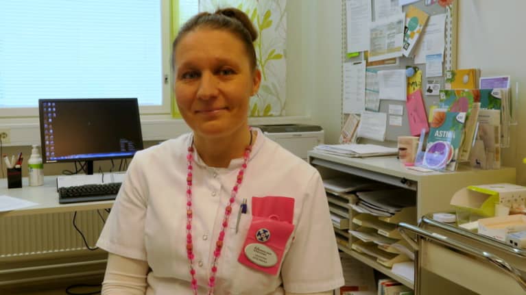 Sairaanhoitaja työhuoneessaan
