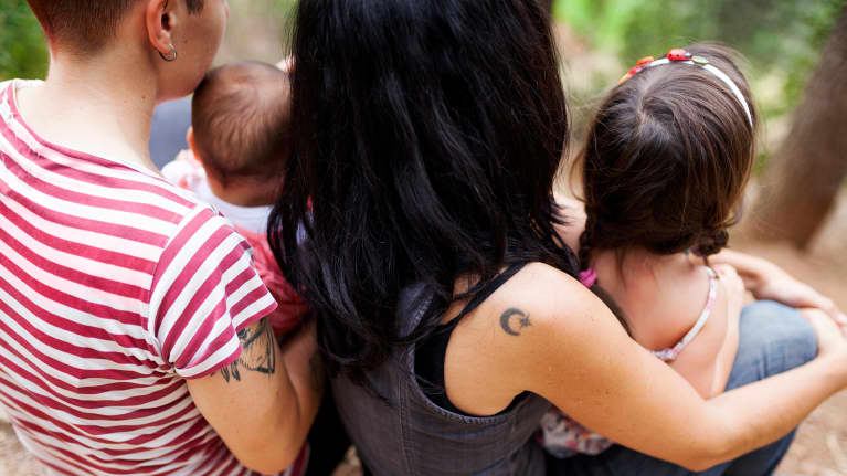 naispari kahden lapsen kanssa