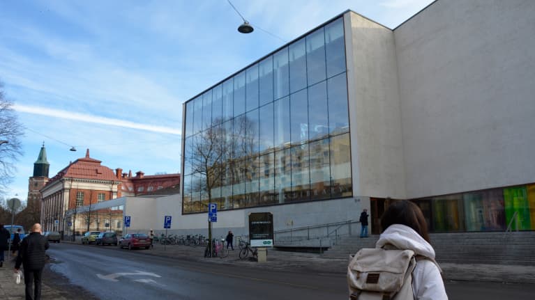 Ihmiset kulkevat kadulla Turun pääkirjaston edessä.