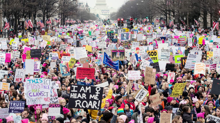 Naisten marssi keräsi tammikuussa satojatuhansia mielenosoittajia Washingtoniin vastustamaan presidentti Donald Trumpia.