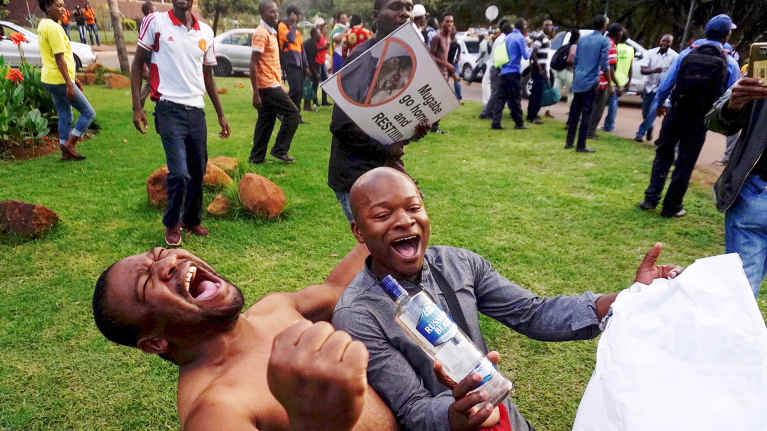 Ihmiset juhlivat presidentti Robert Mugaben eroa Hararessa