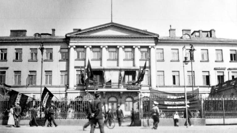 Presidentinlinnan edusta lokakuun vallankumouksen aikoihin.