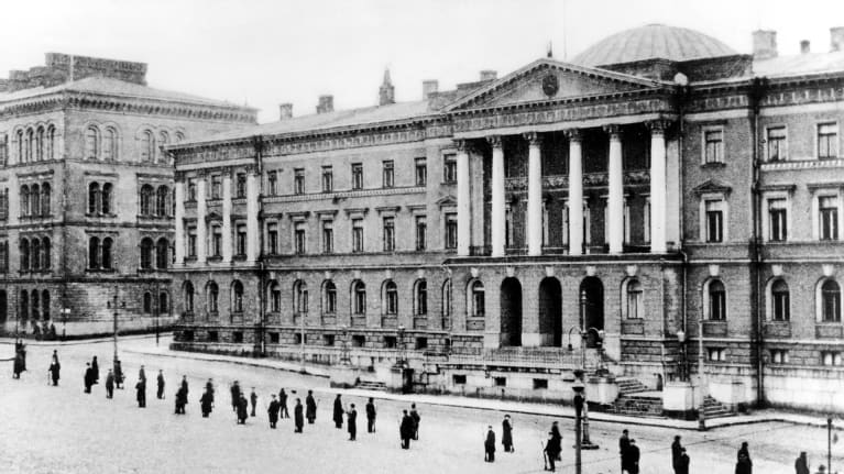 Punakaarti valtioneuvoston linnan edessä.