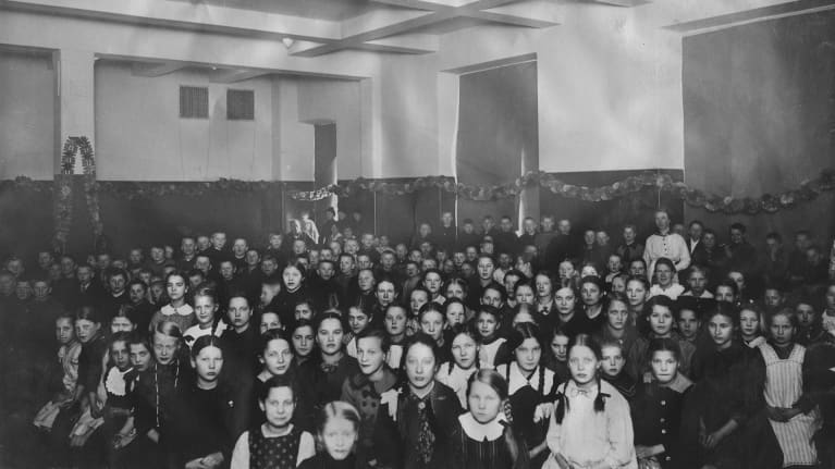 Joulujuhla. Työmies-lehden myyjät ja jakelijat perheineen juhlasalissa