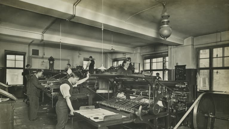 Työmies-lehden painaminen. Miehiä ja naisia työssään painokoneiden ääressä.