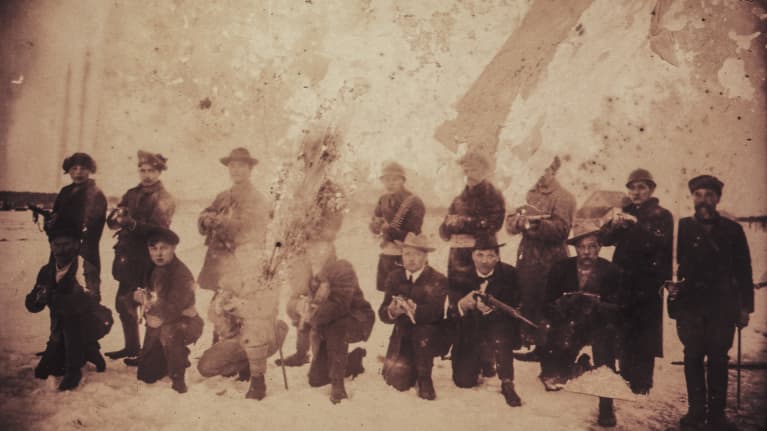 Tikkurilan punakaartilaisia ryhmäkuvassa aseineen.