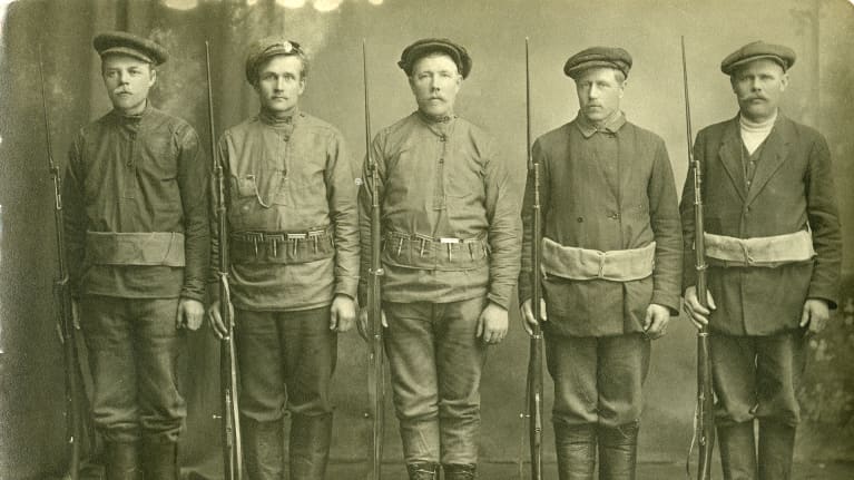 Punakaartilaisia pyssyineen