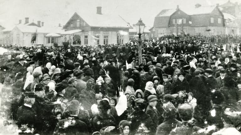 Köyhää kansaa Forssan torilla Marraskuussa 1917 suurlakon aika.