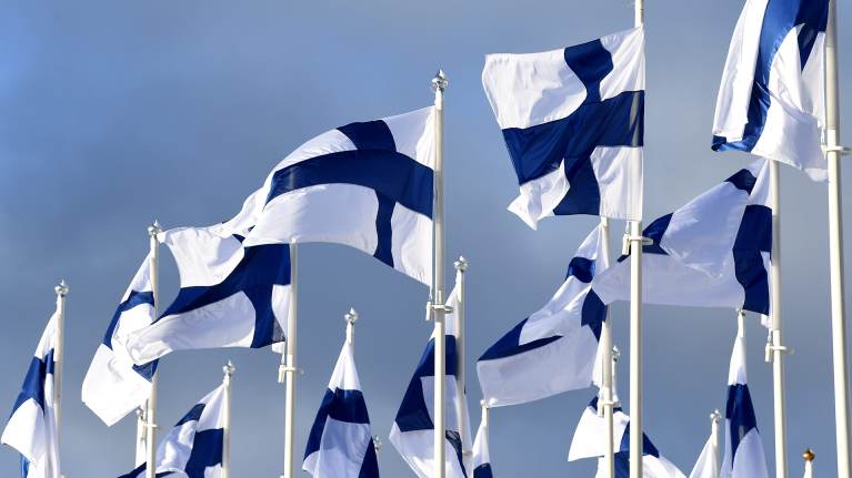 Suomen lippuja Suomen itsenäisyyden satavuotisjuhlapäivänä Helsingissä 6. joulukuuta 2017.