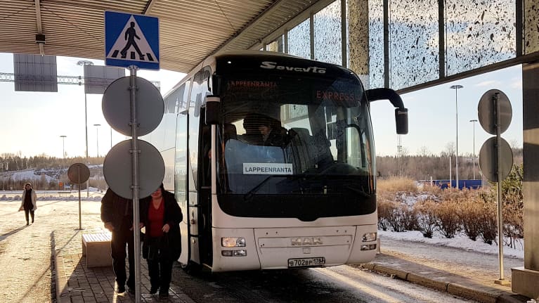 Venäläinen turistibussi Nuijamaan rajatarkastusasemalla menossa Lappeenrantaan.