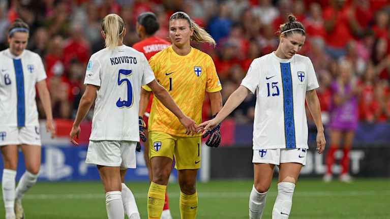 Emma Koivisto pitää kädestä pettynyttä Natalia Kuikkaa. Anna Koivunen taustalla.