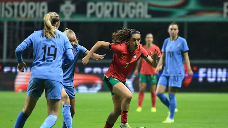 Kika Nazareth kuljettaa palloa hollantilaispelaajien välistä.