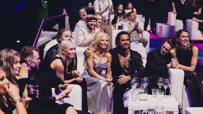 Linda Lampenius ja Pete Parkkonen green roomin sohvilla jännittämässä tukijoukkojensa ympäröimänä.