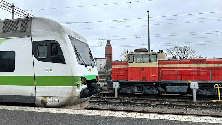 Lähijuna ja diesel-veturi Hangon rautatieasemalla.