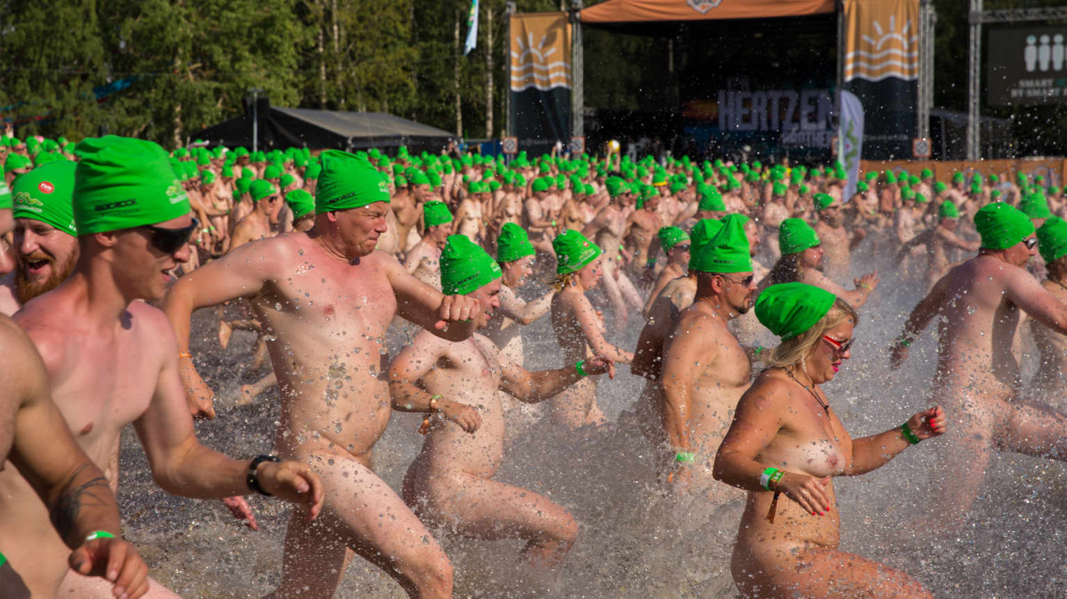 голые инвалиды На фестивале Ilosaarirock полторы тысячи человек искупались голышом, но  мировой рекорд так и не установили | Yle