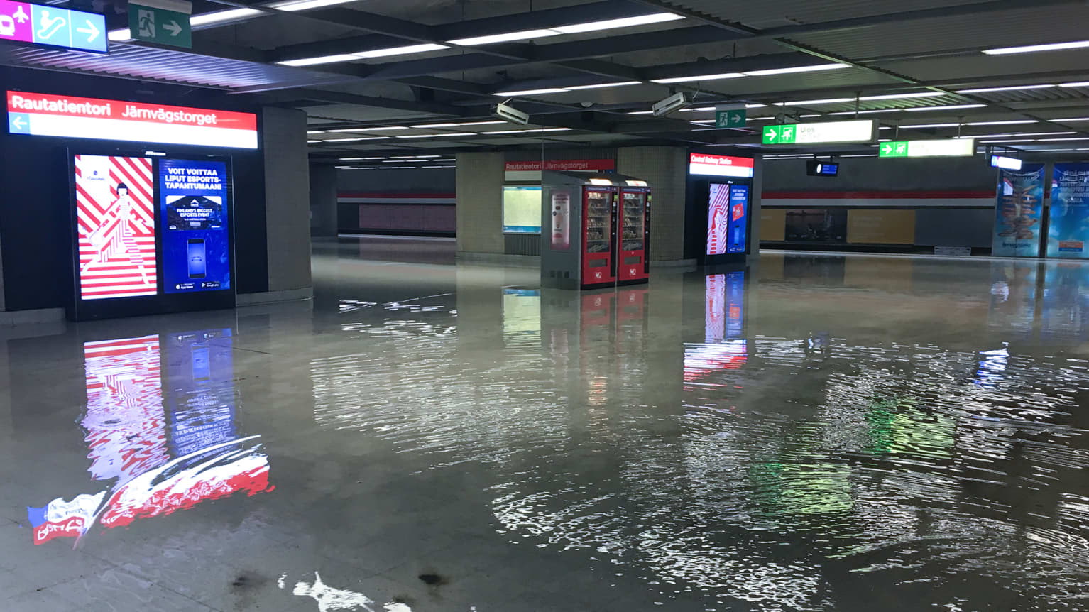 дождливой ночью у метро Специалисты оценивают ущерб от потопа в центре столицы – метро ходит без  остановки на привокзальной станции Rautatientori | Yle