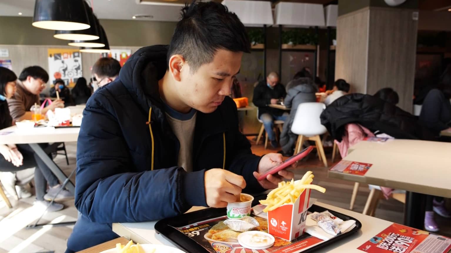 Kiinan nuoret it-osaajat paiskivat töitä kellon ympäri kuusi päivää  viikossa, mutta yhä useampi haluaa muutosta: Olen aivan poikki | Yle