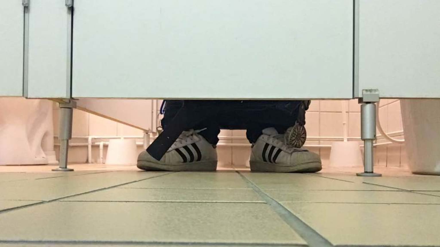 Five-month suspended sentence for university restroom voyeur | Yle