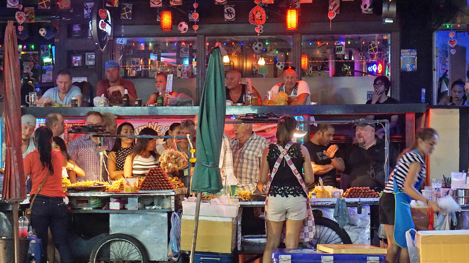 Bangkokin vilkasta yöelamää Sukhumvit Soi 4 -kadulla.