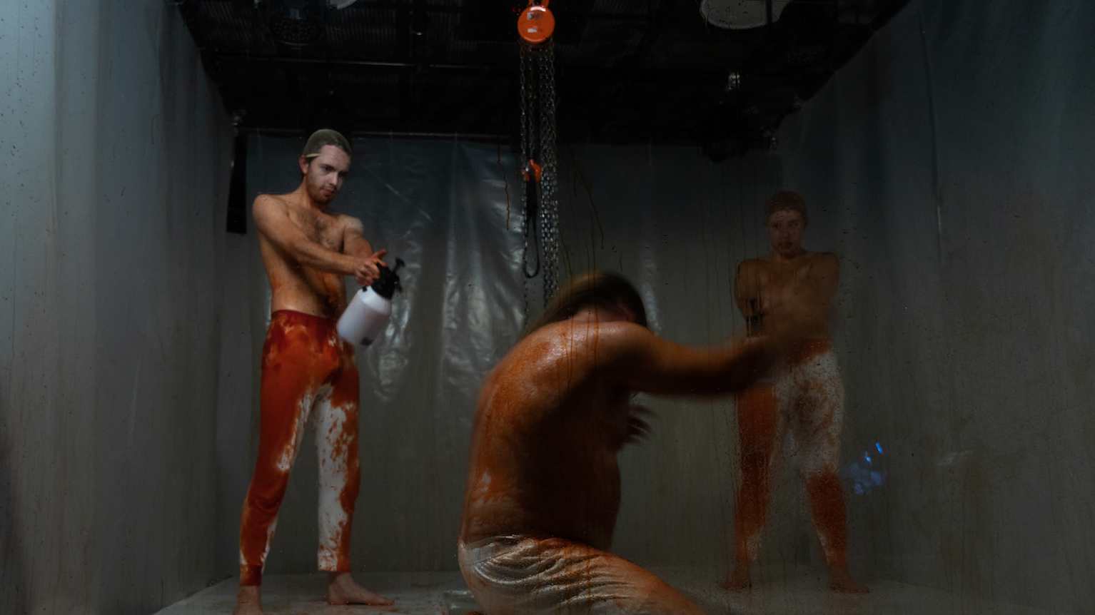 Teater: Se upp när Glitcher ger publiken det den vill ha i en bloddränkt  föreställning | Kultur | Svenska Yle