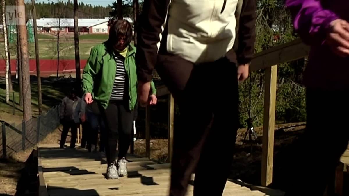 Yle Uutiset Lounais-Suomi: Pikkukunta rakensi talkoilla portaat, joilla pääsee vain hikeen
