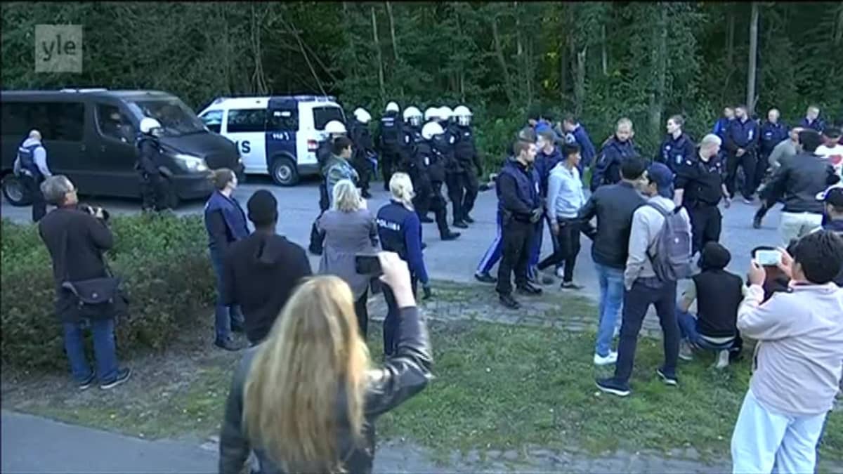 Uutisvideot: Poliisi ja mielenosoittajat ottivat yhteen vastaanottokeskuksen edustalla Jyväskylässä