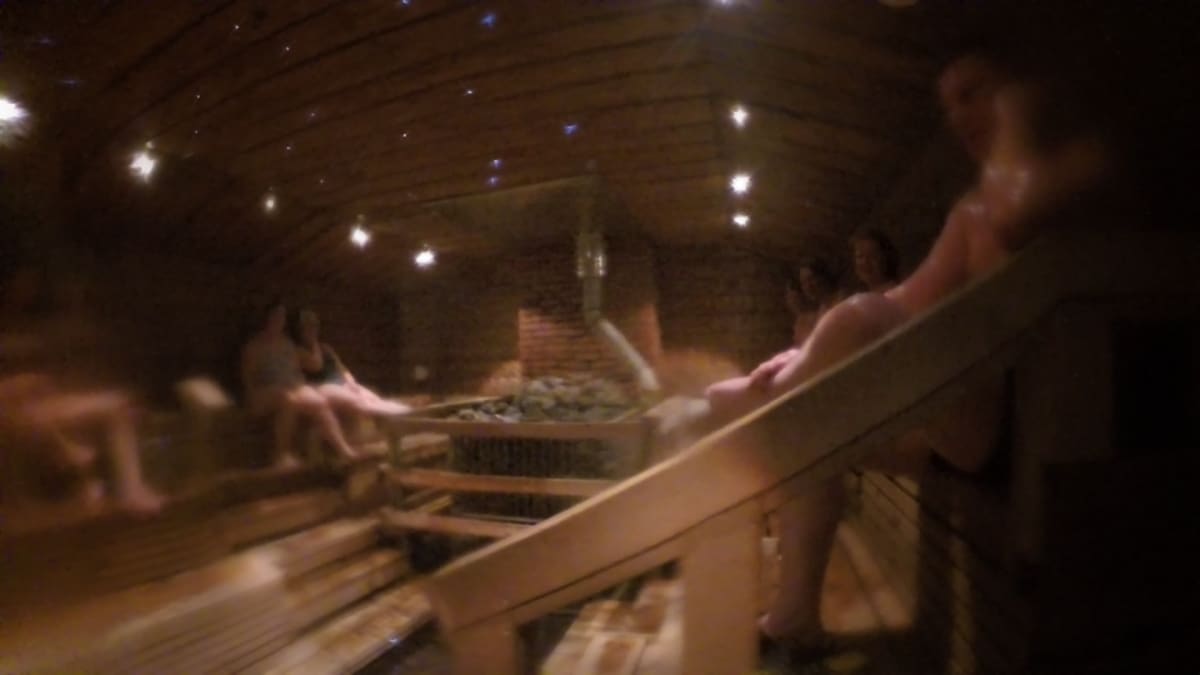 Ihmiset saunovat Tykkimäen yleisessä saunassa