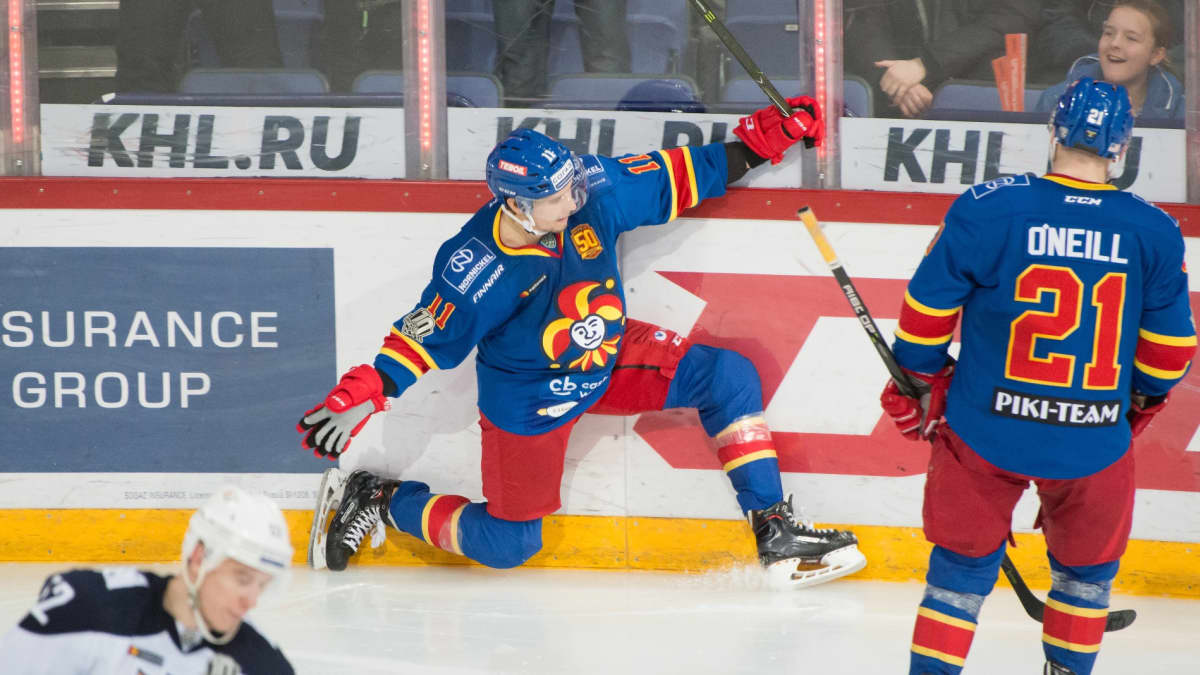 Steve Moses juhlii 1-1-maaliaan yhdessä Brian O'Neillin kanssa.