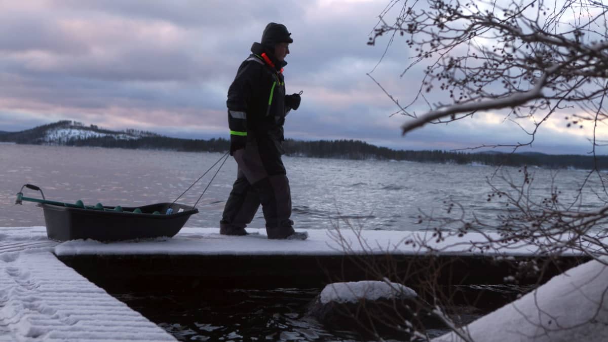 Kalastus Päijänteen jäällä ei onnistunutkaan, koska jäätä ei ollut.