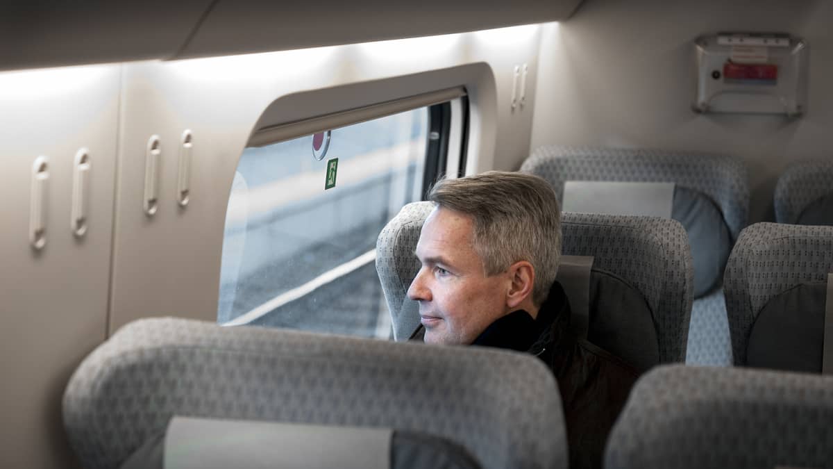 Pekka Haavisto istuu junassa