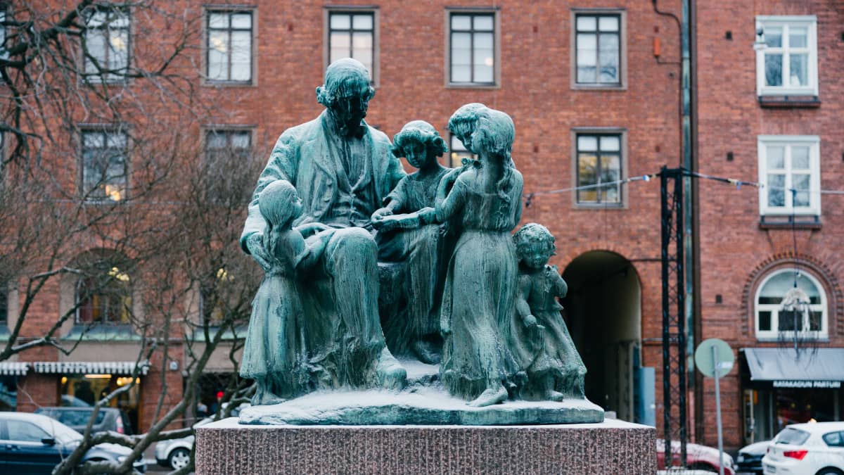 Kuvanveistäjä Ville Vallgrenin Topelius ja lapset -monumentti Helsingin Koulupuistikossa.