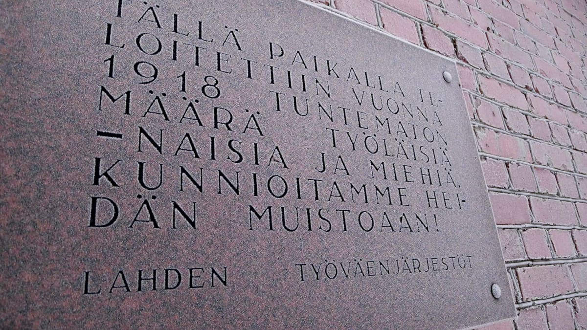 Vuoden 1918 teloituspaikan muistolaatta.