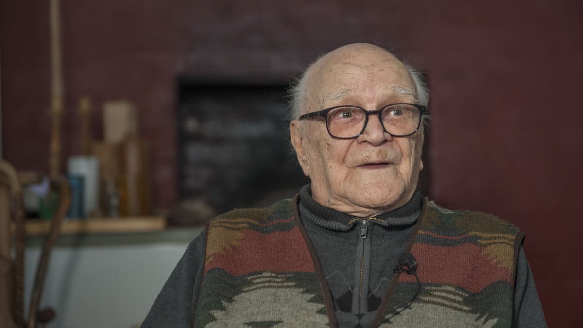 Mies tuvassa.