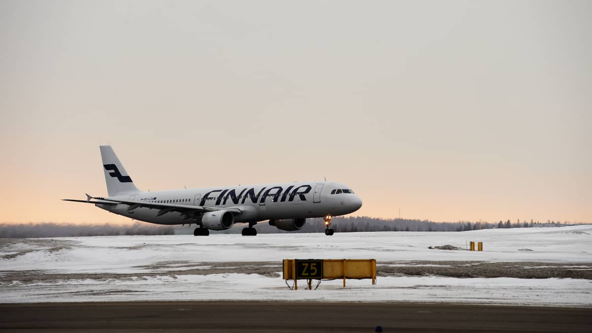 Finnairin lentokone Helsinki-Vantaan lentoasemalla.