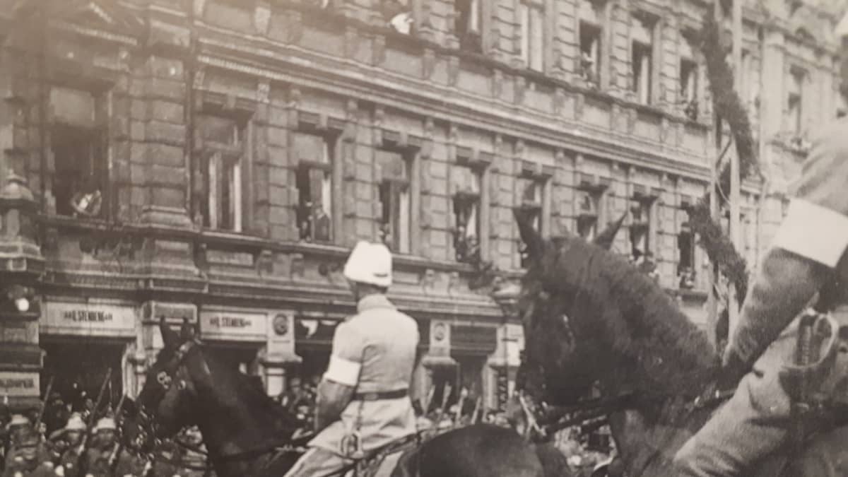 Mannerheim voitonparaatissa Helsingissä 16.5.1918.