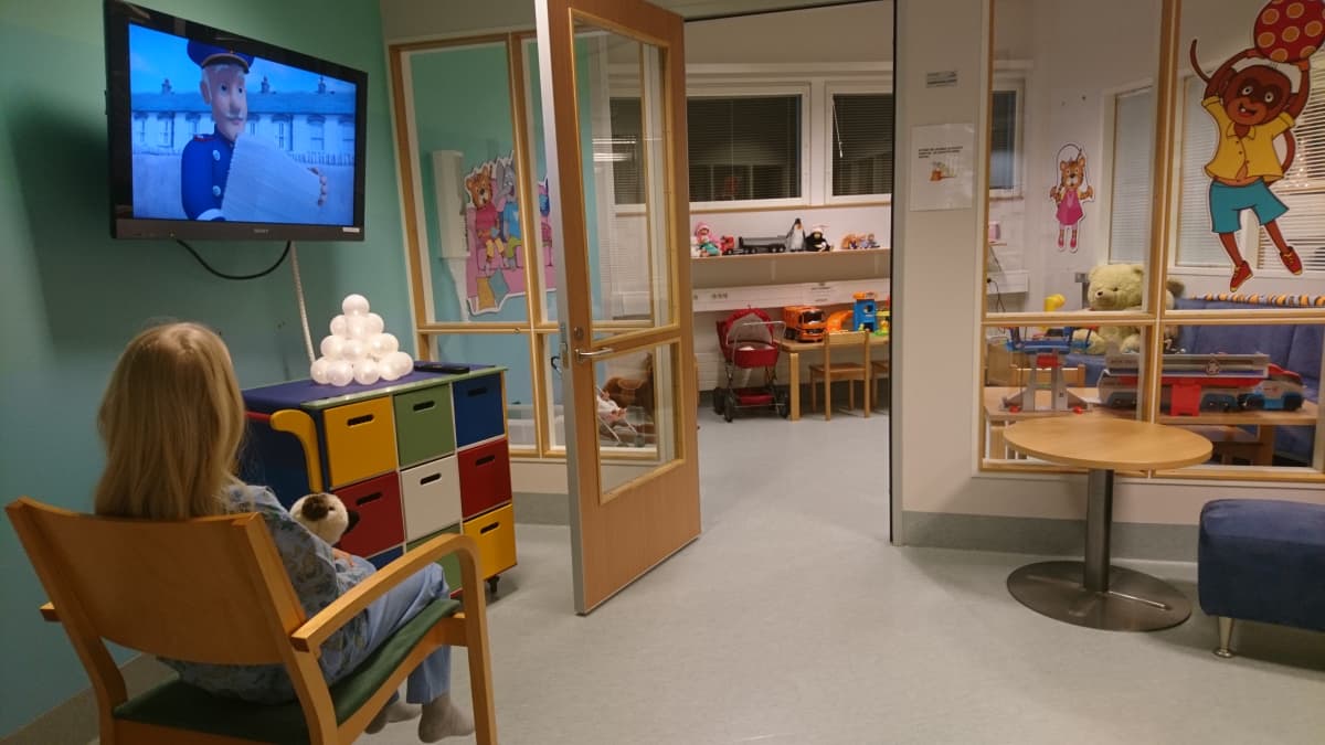 lapsi katsoo televisiota sairaalan leikkihuoneessa