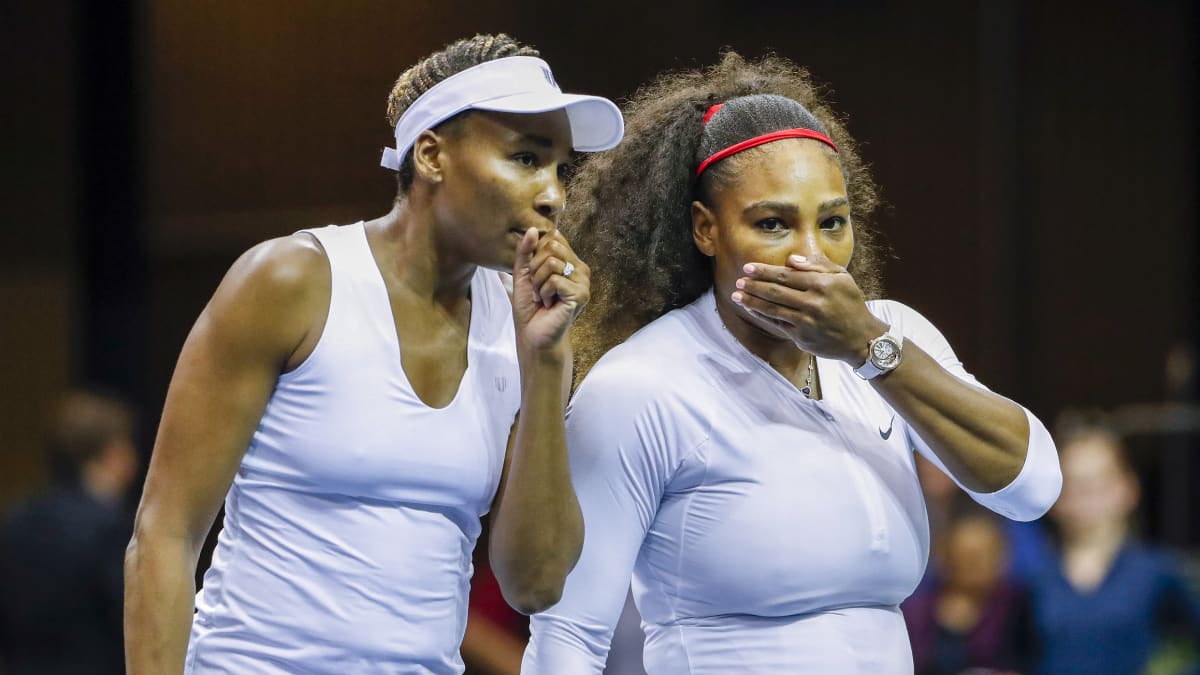 Venus (vas.) ja Serena Williams.