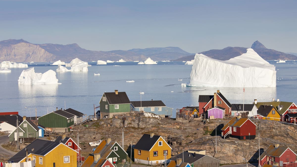 Umanakin kylä meren rannalla Grönlannissa.