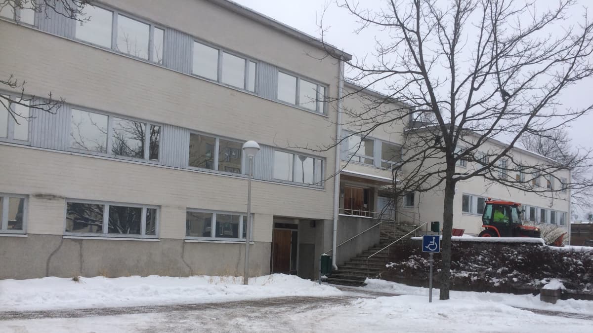 Sipoon kunnantalon harmaa ulkuori kätkee sisäänsä maksuttoman etätyöpisteen.
