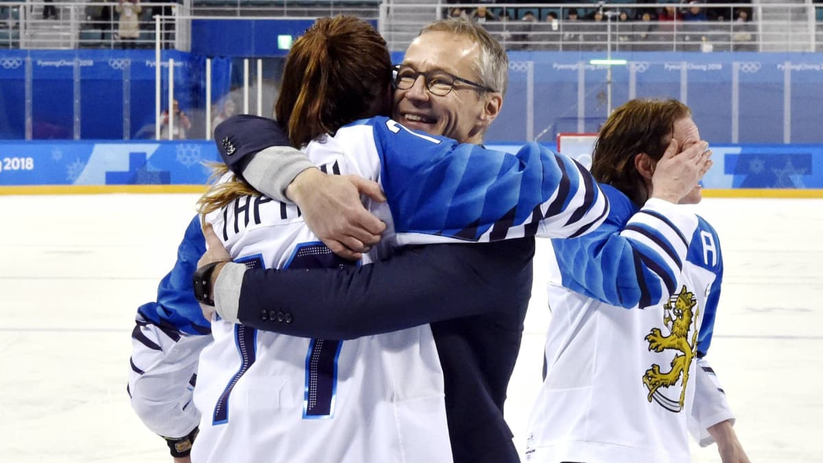 Päävalmentaja Pasi Mustonen halaa Naisleijonien Susanna Tapania.