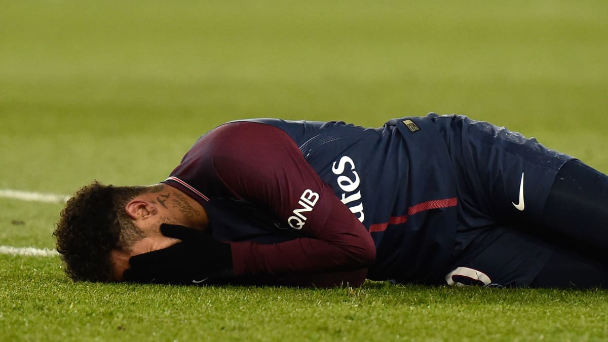 Neymar makaa tuskaisena kentällä.