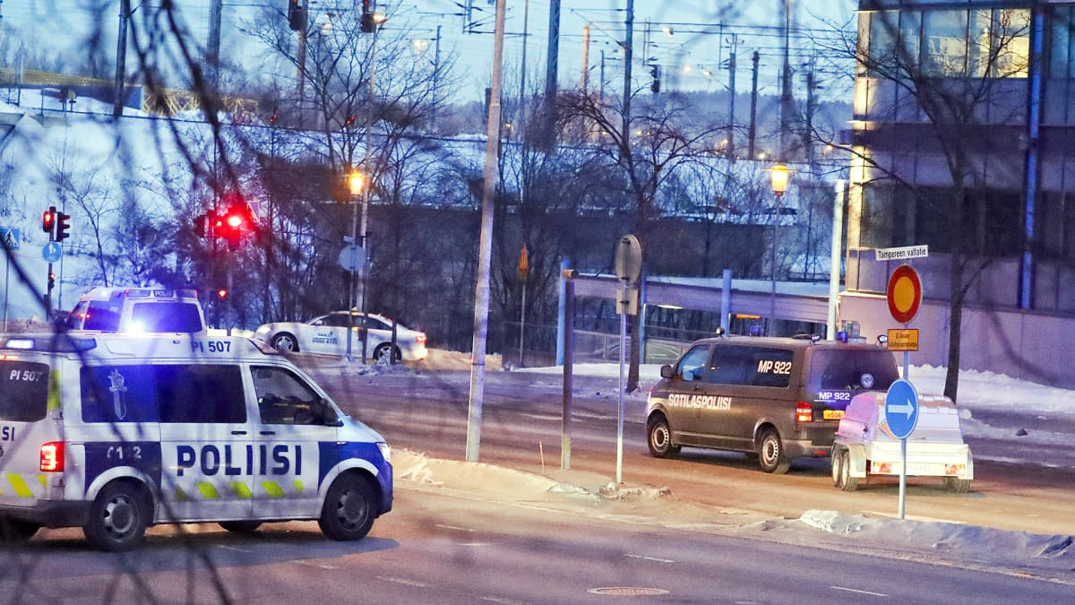 Poliisin ja sotilaspoliisin autot Tampereen keskustassa.